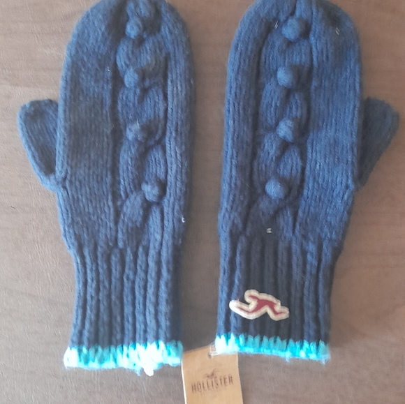 Hollister Accessories - Hollister mittens